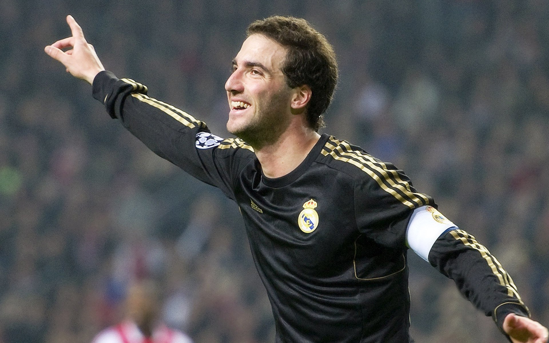 巴斯托尼存在感拉满，阿尔及利亚翻盘奥地利，足球场上的战术觉醒与民族韧性